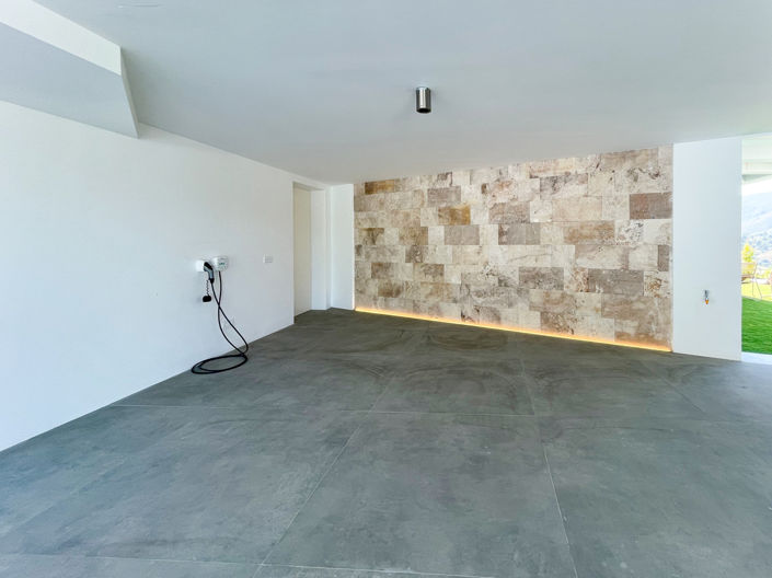 Image No.24-5 Bed Property for sale