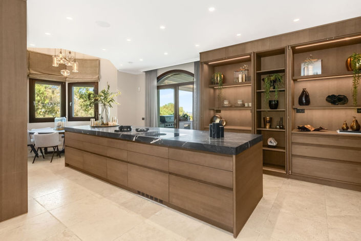 Image No.18-7 Bed Property for sale