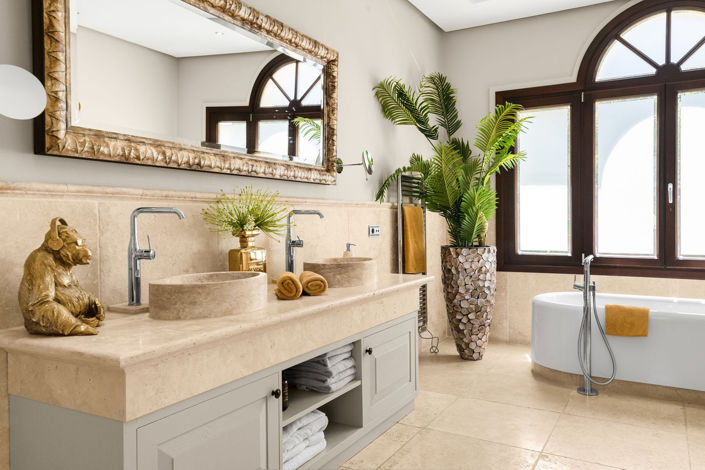 Image No.25-7 Bed Property for sale