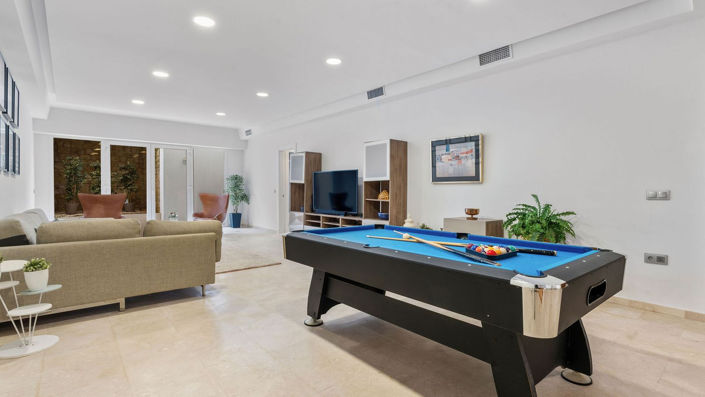 Image No.13-7 Bed Property for sale