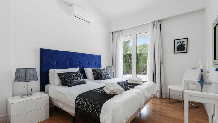 Image No.15-7 Bed Property for sale