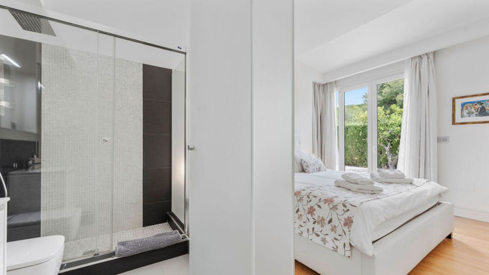 Image No.17-7 Bed Property for sale