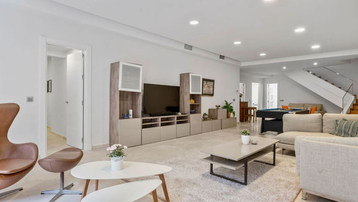 Image No.25-7 Bed Property for sale