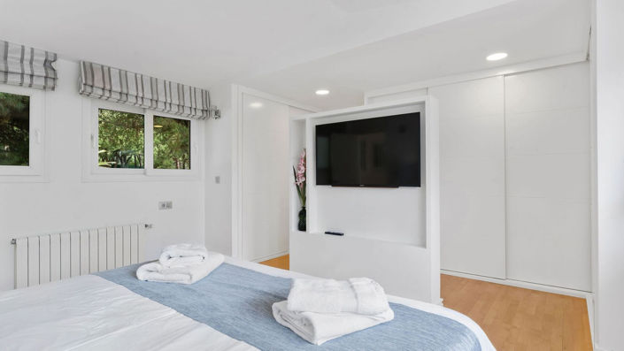 Image No.27-7 Bed Property for sale