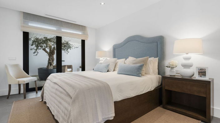 Image No.10-7 Bed Property for sale