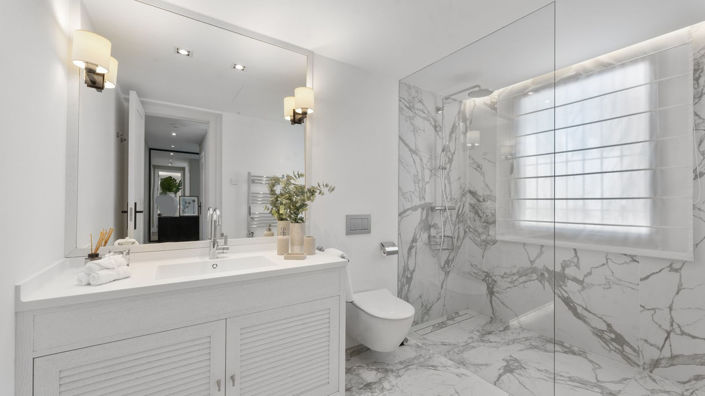 Image No.17-7 Bed Property for sale