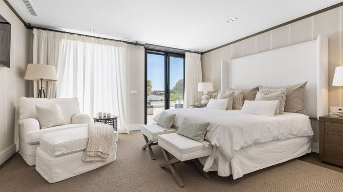 Image No.20-7 Bed Property for sale