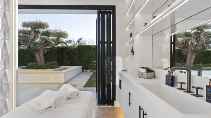 Image No.40-7 Bed Property for sale