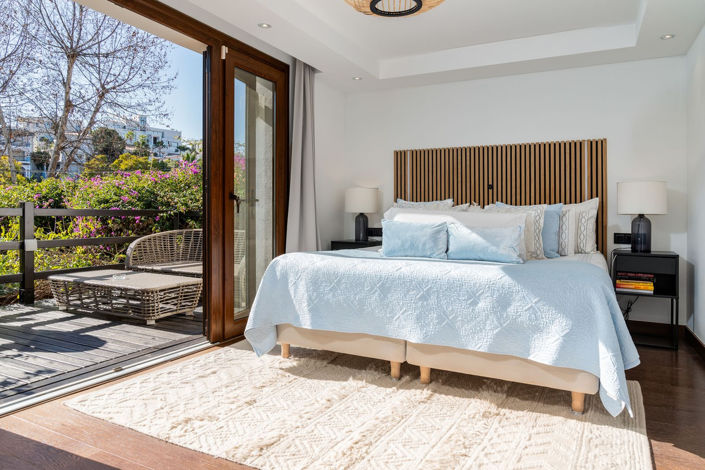 Image No.26-6 Bed Property for sale