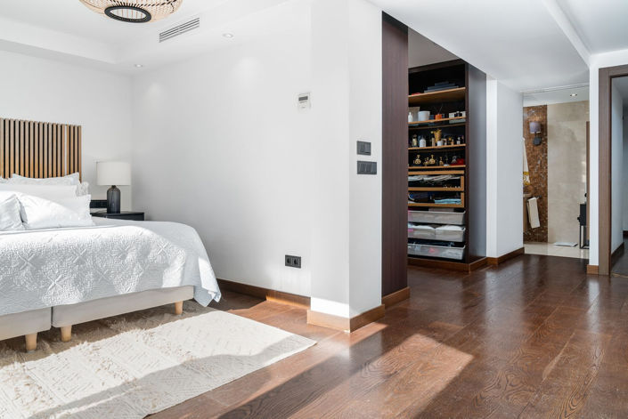 Image No.30-6 Bed Property for sale