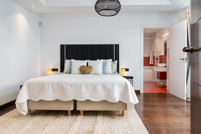 Image No.31-6 Bed Property for sale