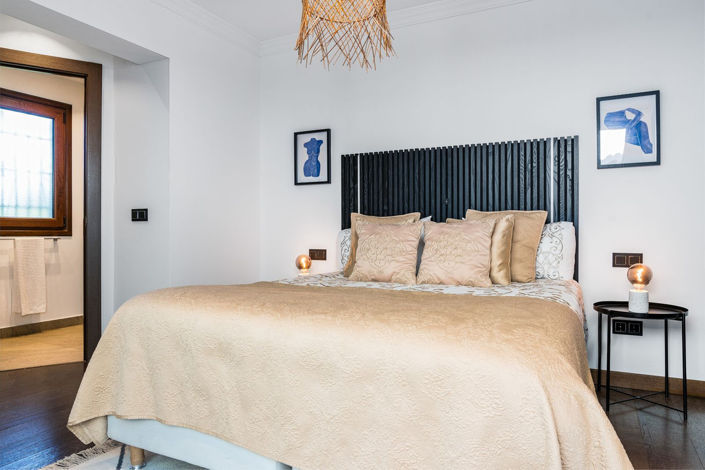 Image No.35-6 Bed Property for sale