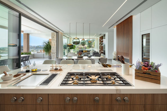 Image No.14-6 Bed Property for sale