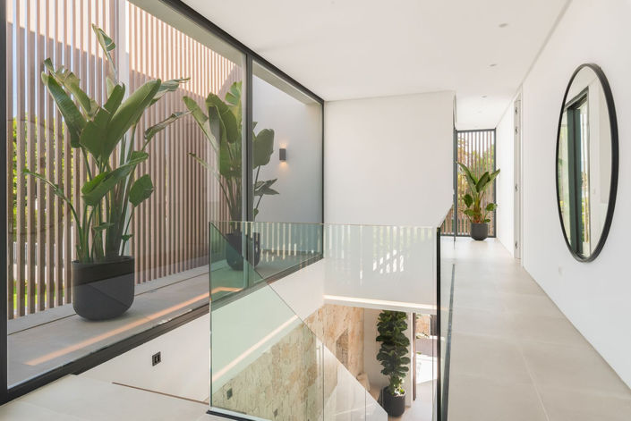 Image No.10-6 Bed Property for sale