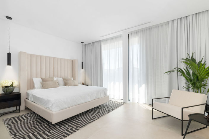 Image No.14-6 Bed Property for sale