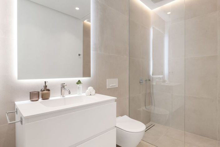 Image No.20-6 Bed Property for sale