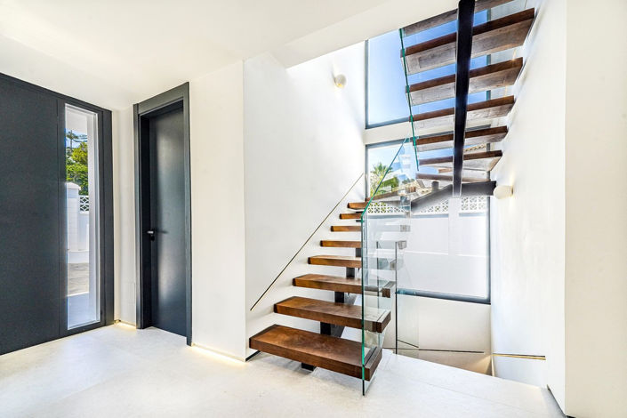 Image No.15-5 Bed Property for sale