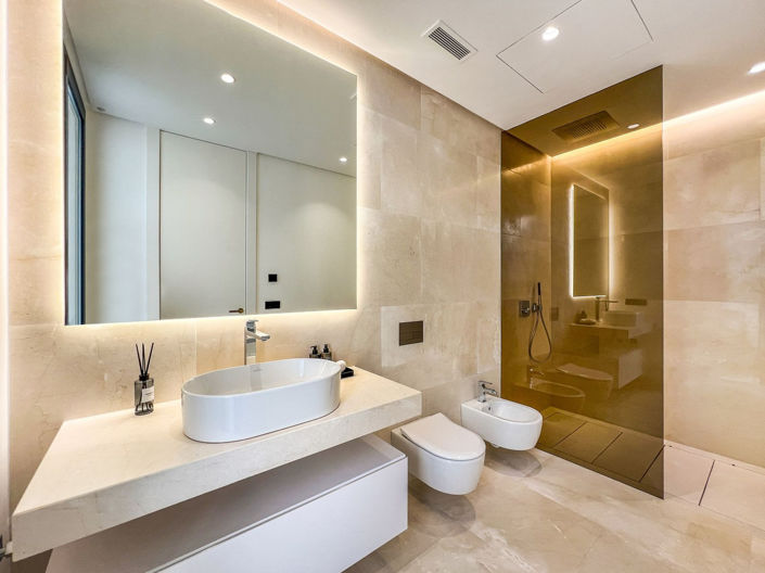 Image No.17-6 Bed Property for sale