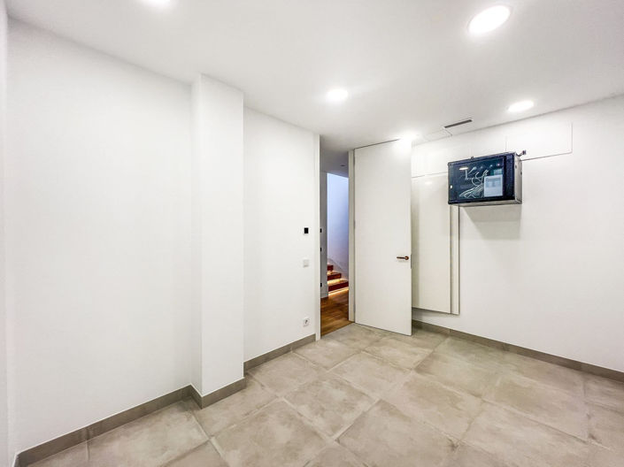 Image No.51-6 Bed Property for sale