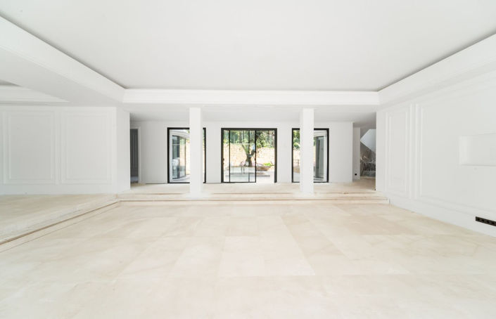 Image No.10-6 Bed Property for sale