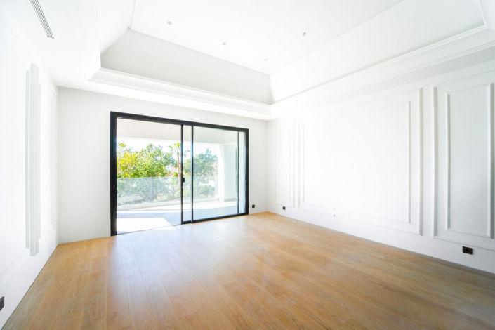 Image No.12-6 Bed Property for sale