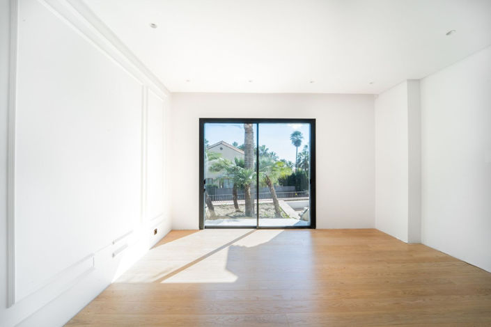 Image No.14-6 Bed Property for sale