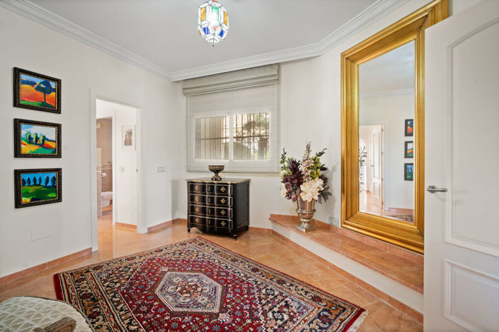 Image No.18-6 Bed Property for sale