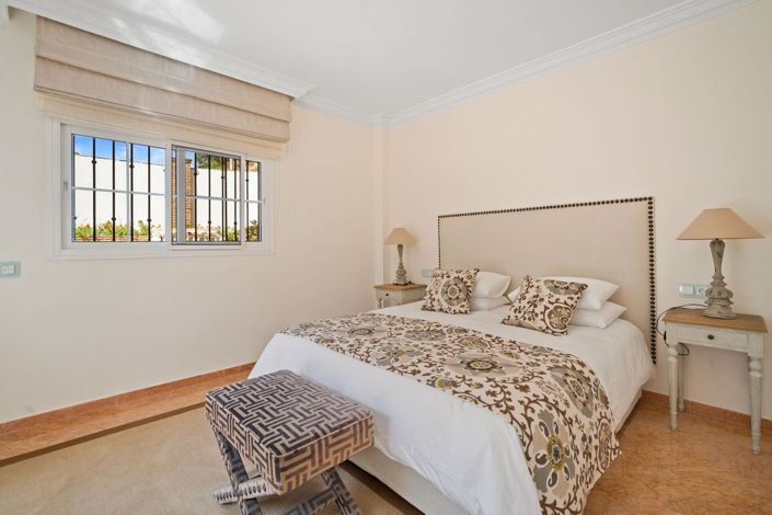 Image No.20-6 Bed Property for sale