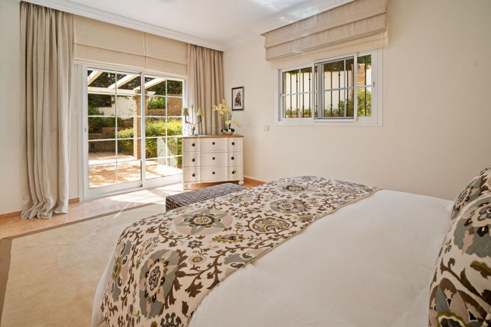 Image No.24-6 Bed Property for sale