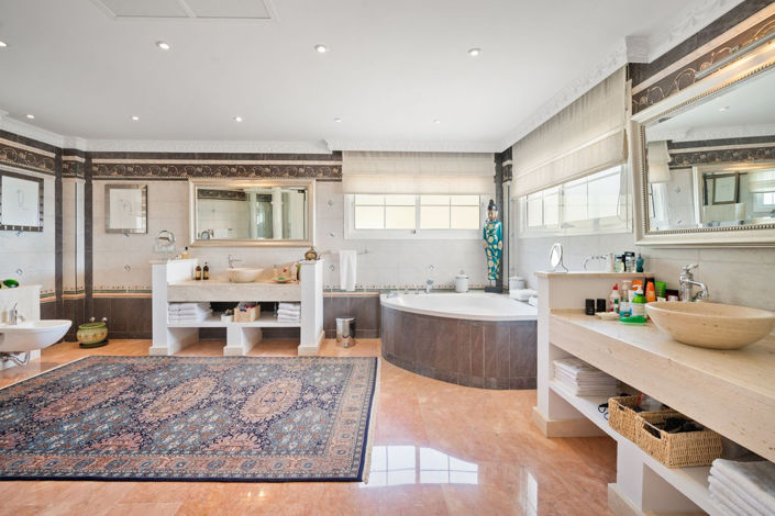 Image No.29-6 Bed Property for sale