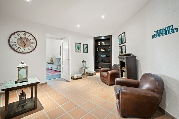 Image No.44-6 Bed Property for sale