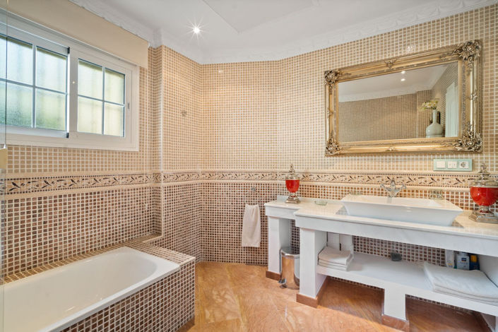 Image No.53-6 Bed Property for sale