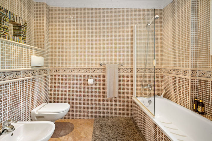 Image No.54-6 Bed Property for sale