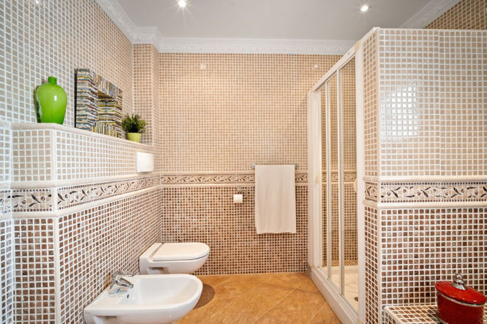 Image No.55-6 Bed Property for sale