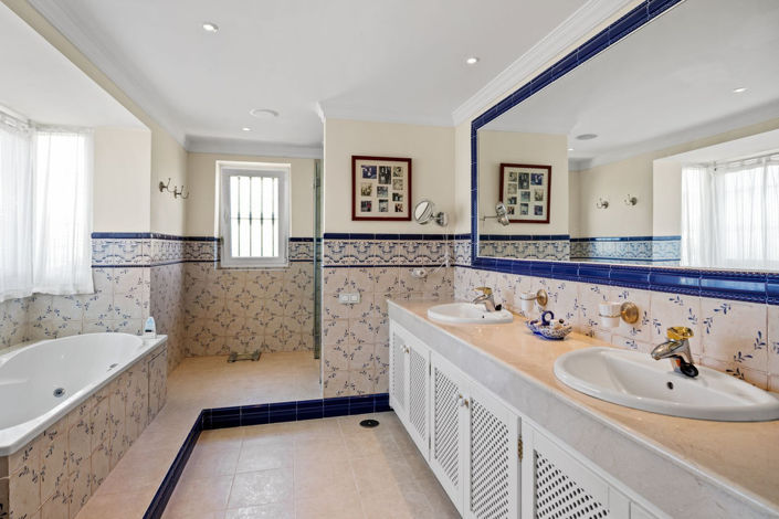 Image No.14-4 Bed Property for sale