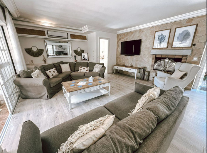 Image No.8-5 Bed Property for sale