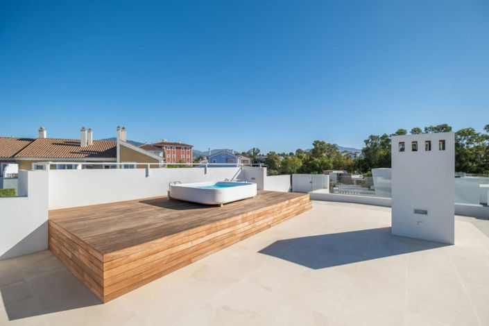 Image No.21-6 Bed Property for sale