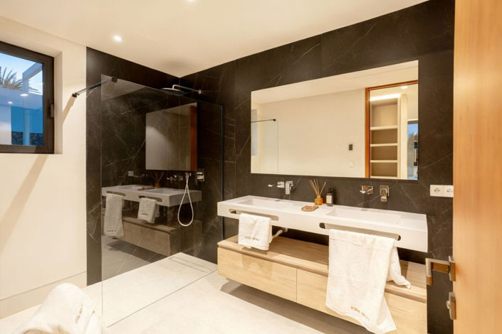 Image No.19-4 Bed Property for sale