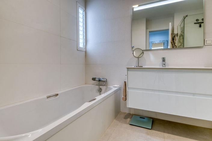 Image No.22-3 Bed Property for sale