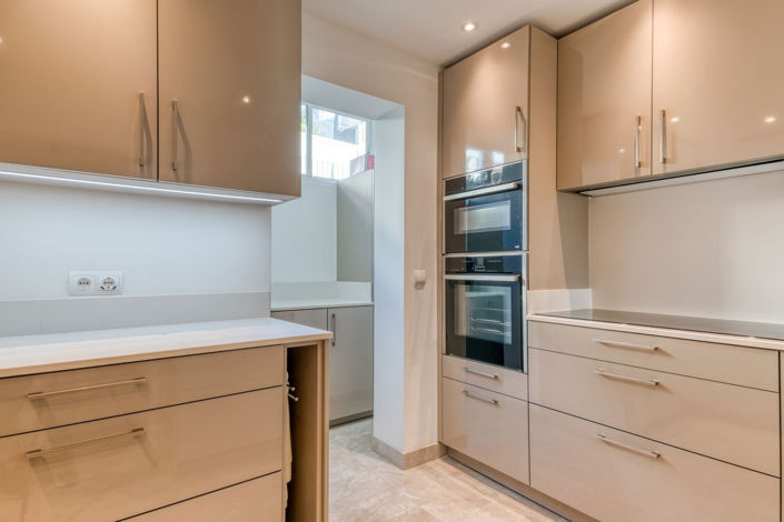 Image No.10-3 Bed Property for sale