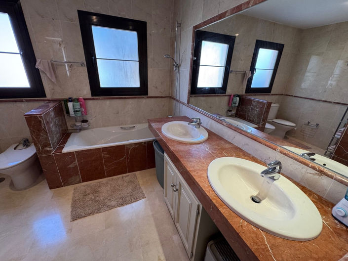 Image No.22-4 Bed Property for sale