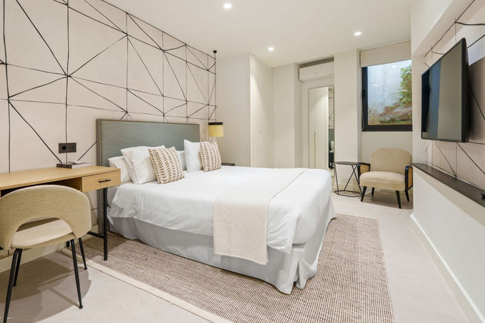 Image No.10-5 Bed Property for sale