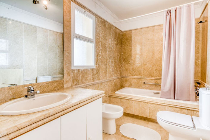 Image No.17-3 Bed Property for sale