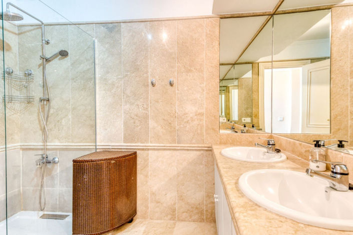 Image No.19-3 Bed Property for sale