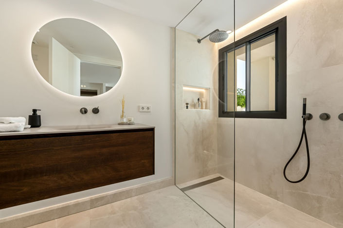 Image No.26-5 Bed Property for sale