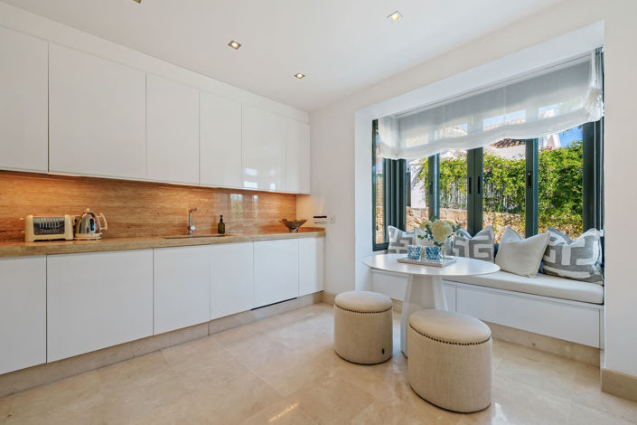 Image No.15-4 Bed Property for sale