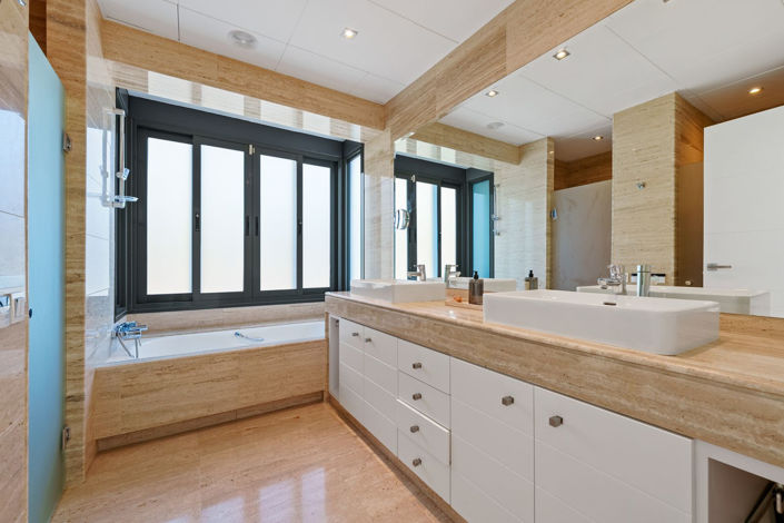 Image No.35-4 Bed Property for sale