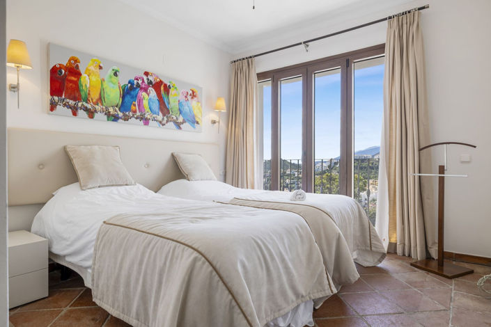 Image No.12-5 Bed Property for sale