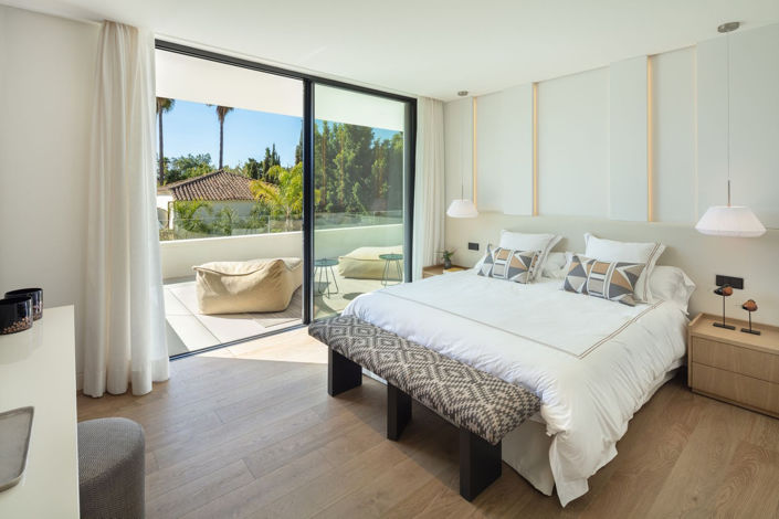 Image No.10-5 Bed Property for sale