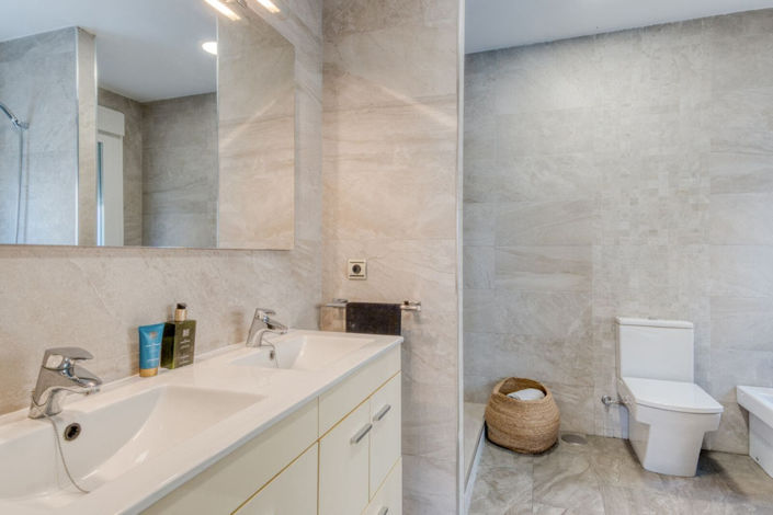 Image No.19-3 Bed Property for sale